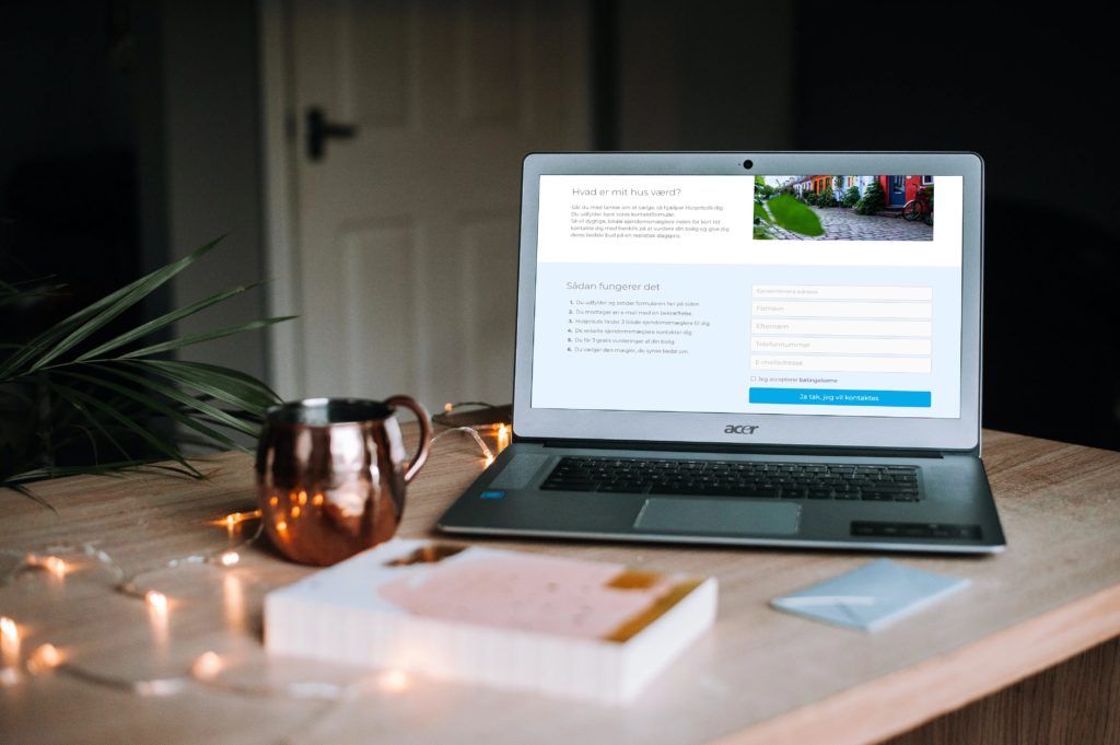 Huspris.dk landingpage vist på en bærbar computer